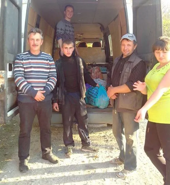 Хмельницькі правоохоронці допомагають місцевим жителям у «гарячих» точках АТО (Фото) — фото 2