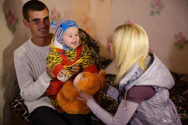 У межах благодійної акції «Затишна оселя», ініційованої активістами «ЗАСТУПу», сім’я переселенців із зони проведення АТО отримала власне житло на Кіровоградщині. — фото 2