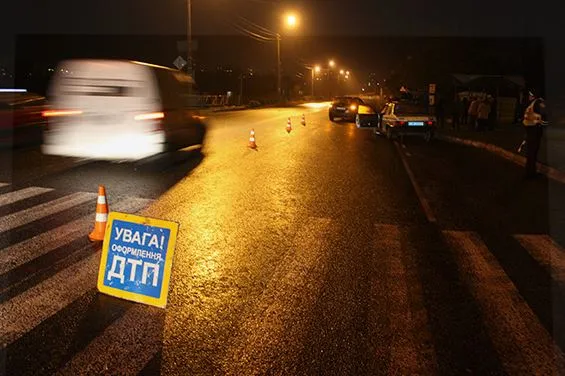 У Хмельницькому прямо на «зебрі» загинула 65-річна пенсіонерка, її 9-річна онука - в реанімації — фото 1