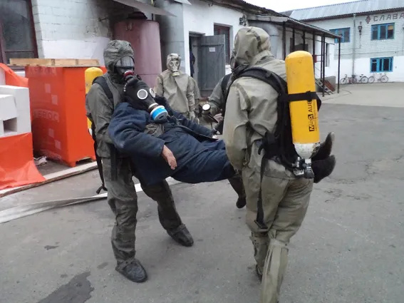 Рятувальники ліквідовувати аварію з витоком небезпечної хімічної речовини (Фото) — фото 1