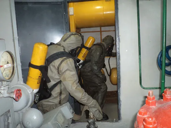Рятувальники ліквідовувати аварію з витоком небезпечної хімічної речовини (Фото) — фото 2