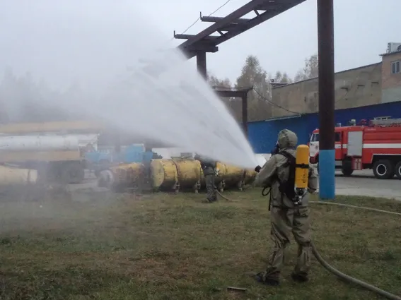 Рятувальники ліквідували умовну аварію на хімічно-небезпечному підприємстві (Фото) — фото 2
