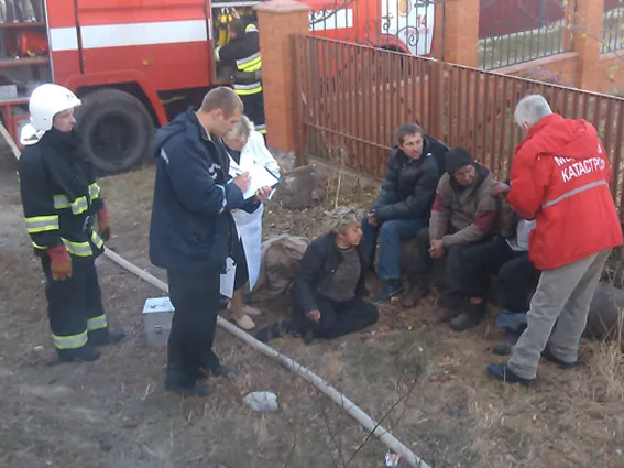 Рятувальники евакуювали 4 чоловік під час гасіння пожежі у житловому будинку — фото 1