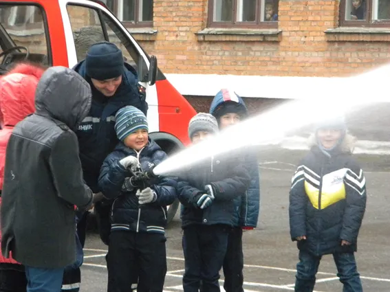 Рятувальники навчали школярів правил поведінки під час виникнення надзвичайних ситуацій (Фото) — фото 2