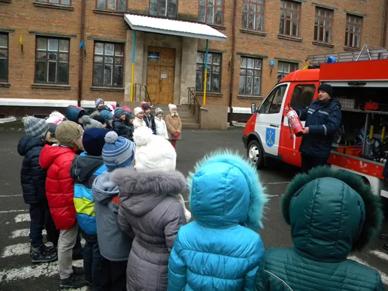 Рятувальники навчали школярів правил поведінки під час виникнення надзвичайних ситуацій (Фото) — фото 5