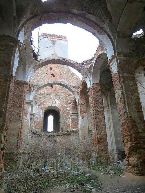 Ізяславський костел-пам’ятку перетворили на сміттєзвалище (Фото) — фото 1