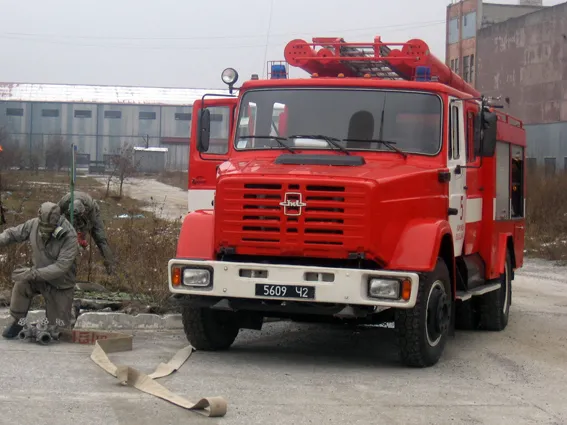 Рятувальники навчались ліквідовувати пожежу на хімічно-небезпечному підприємстві (Фото) — фото 2