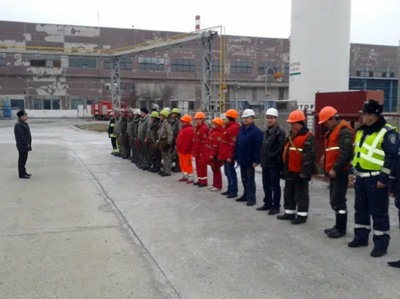 Рятувальники навчались ліквідовувати пожежу на хімічно-небезпечному підприємстві (Фото) — фото 3