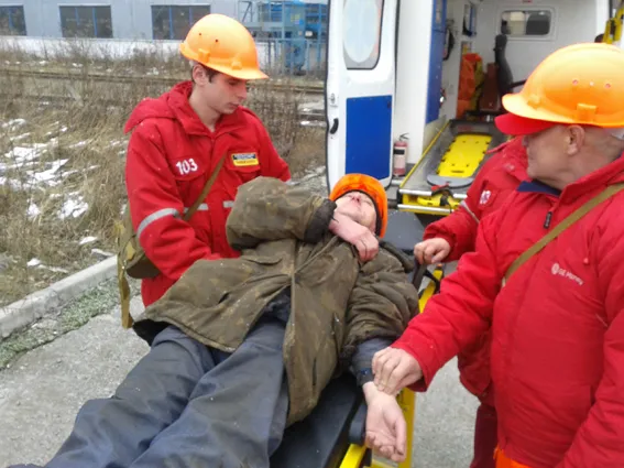 Рятувальники навчались ліквідовувати пожежу на хімічно-небезпечному підприємстві (Фото) — фото 4