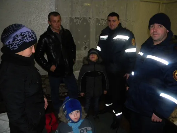 Рятувальники зустріли та допомогли в розміщені сім’ї з трьома дітьми, яка приїхала з зони проведення АТО — фото 1