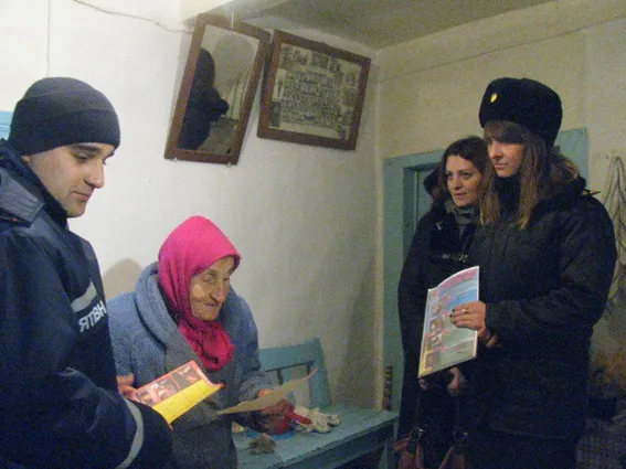 Рятувальники роз’яснили правила пожежної безпеки незахищеним верствам населення (Фото) — фото 3