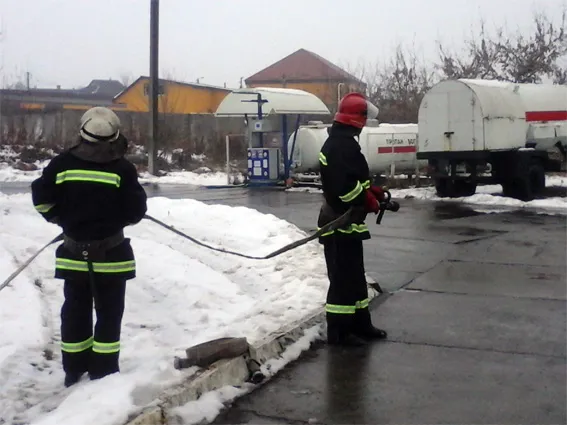 Рятувальники відпрацювали тактику гасіння пожежі на потенційно-небезпечному об’єкті (Фото) — фото 1
