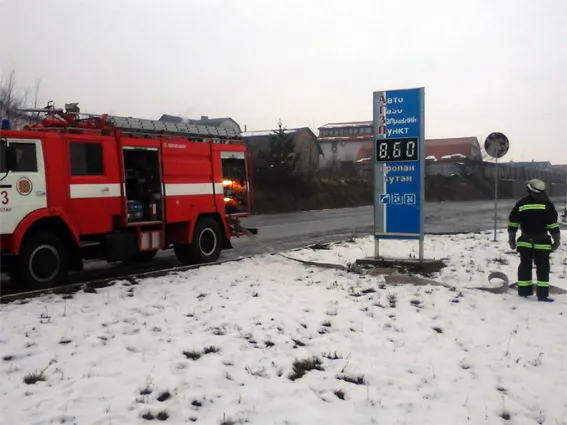 Рятувальники відпрацювали тактику гасіння пожежі на потенційно-небезпечному об’єкті (Фото) — фото 2