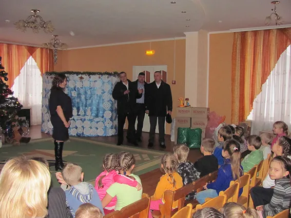 Помічники Святого Миколая в погонах відвідали вихованців дитячих будинків Хмельницького (Фото) — фото 1