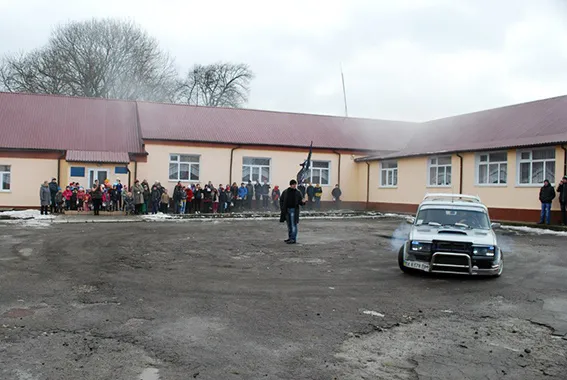 Вихованцям школи-інтернату подарували справжнє свято (Фото) — фото 2