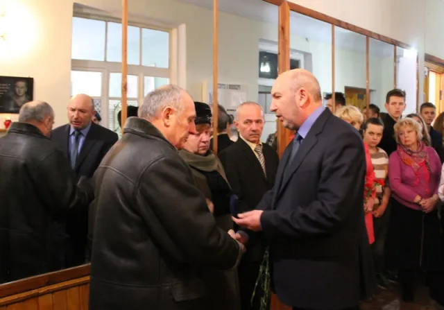 Відкрили меморіальну дошку на честь загиблого в АТО кам’янчанина Павла Стрельчука — фото 1
