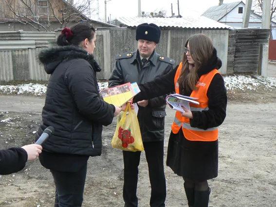 Волонтери продовжують проводити інформаційно-роз’яснювальну роботу серед населення (Фото) — фото 1