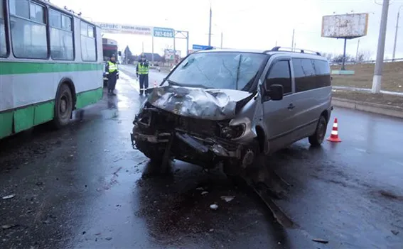 У Хмельницькому «Mercedes» зіткнувся з тролейбусом. Троє осіб травмовано — фото 1