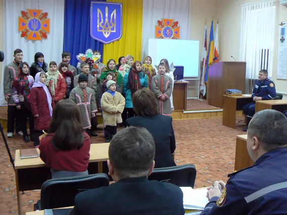 Напередодні Різдва Христового школярі заколядували рятувальникам (Фото) — фото 1
