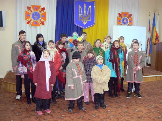 Напередодні Різдва Христового школярі заколядували рятувальникам (Фото) — фото 2