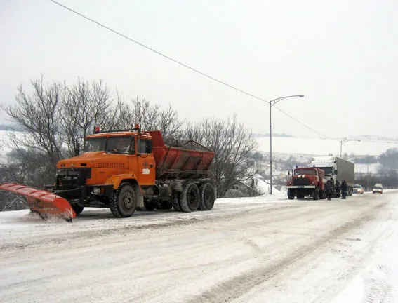 Рятувальники ліквідували наслідки ускладнення дорожнього руху на трасі Житомир – Чернівці (Фото) — фото 3