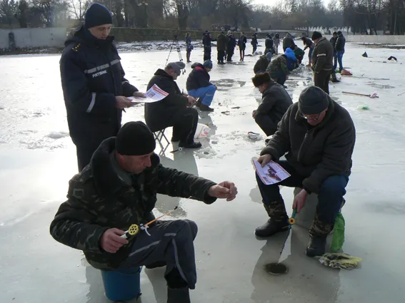 Рятувальники застерегли любителів зимових розваг від небезпеки перебування на кризі (Фото) — фото 1