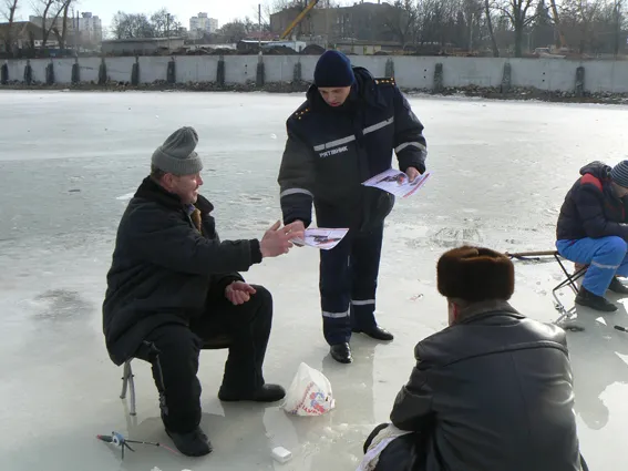 Рятувальники застерегли любителів зимових розваг від небезпеки перебування на кризі (Фото) — фото 2