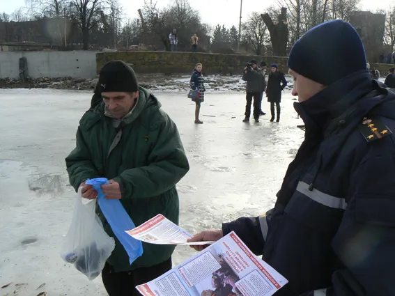 Рятувальники застерегли любителів зимових розваг від небезпеки перебування на кризі (Фото) — фото 3