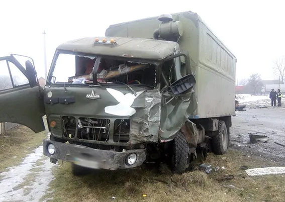 На Хмельниччині під час аварії сплюснуло мікроавтобус із сімома людьми всередині (Фото) — фото 2