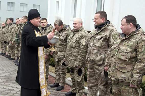 Хмельницькі міліціонери вирушили на службу у зону АТО (Фото) + (Відео) — фото 1