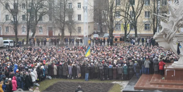 Тисячі хмельничан прийшли попрощатись із 25-річним «кіборгом» Дмитром Івахом (Фото) + (Відео) — фото 2
