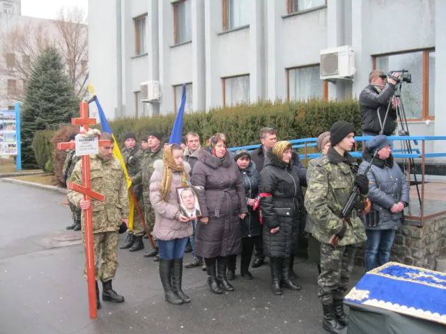 Шепетівчани провели в останню путь Андрія Молодику, який врятував 50 військових (Фото) — фото 1