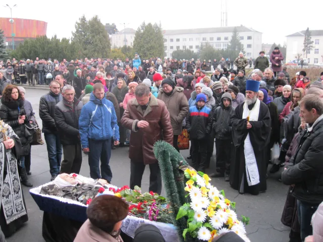 Шепетівчани провели в останню путь Андрія Молодику, який врятував 50 військових (Фото) — фото 2