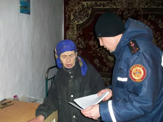 Рятувальники навчають людей правилам безпеки життєдіяльності — фото 1