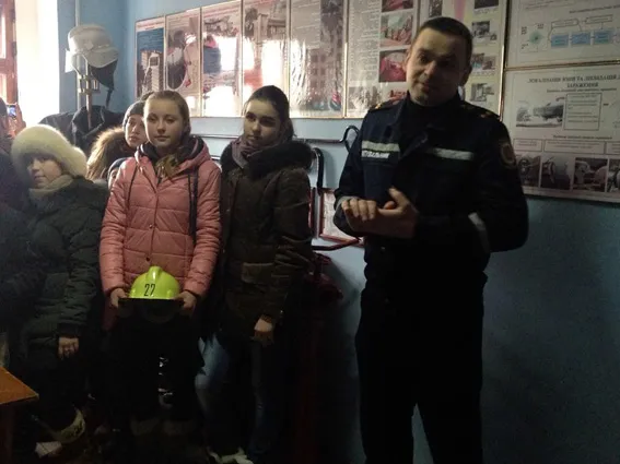 Рятувальники запросили школярів до пожежно-рятувального підрозділу (Фото) — фото 1