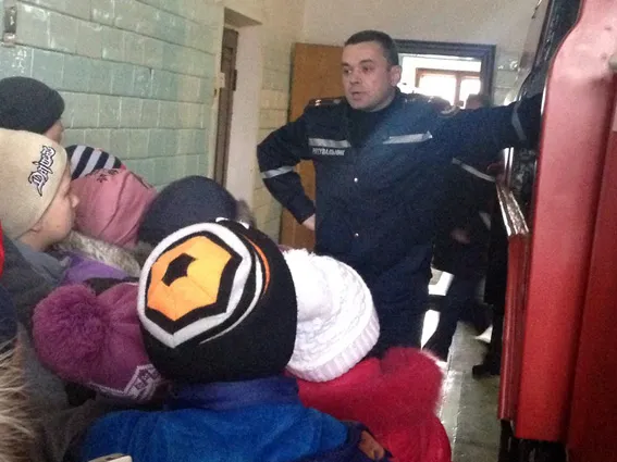 Рятувальники запросили школярів до пожежно-рятувального підрозділу (Фото) — фото 2