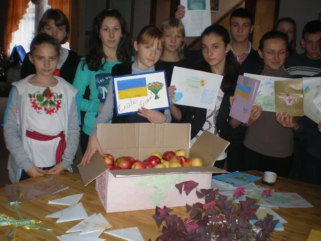 Школярі сплели маскувальні сітки для бійців АТО (Фото) — фото 2