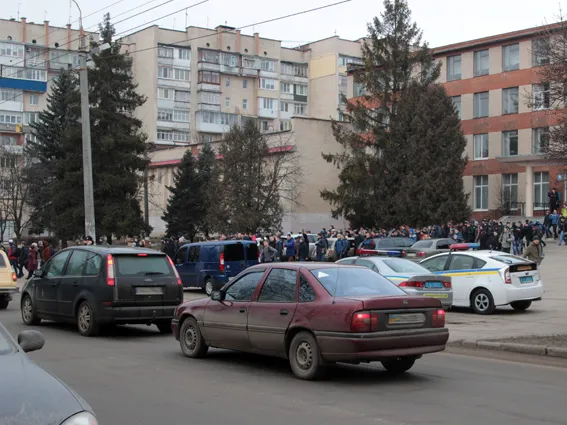 Рятувальники евакуювали майже 1000 студентів коледжу (Фото) — фото 2