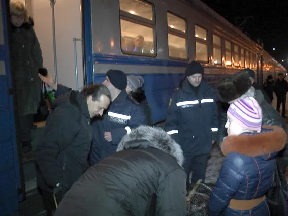 Хмельницькі рятувальники зустріли 12 вимушених переселенців із м. Дебальцево (Фото) — фото 1