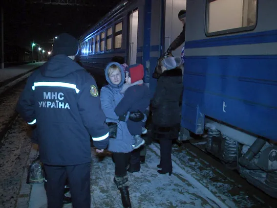 Хмельницькі рятувальники зустріли 12 вимушених переселенців із м. Дебальцево (Фото) — фото 3
