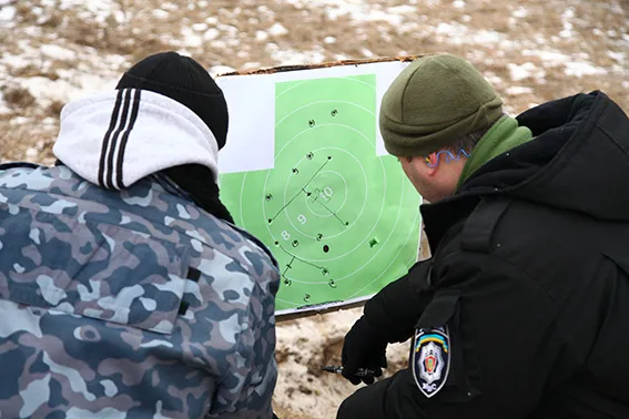 Хмельницькі правоохоронці вдосконалюють навики володіння стрілецькою зброєю (Фото) + (Відео) — фото 2