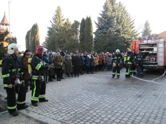 Рятувальники ліквідували умовну пожежу та евакуювали студентів із гуртожитку медичного коледжу (Фото) — фото 2