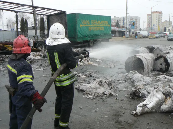 Рятувальники ліквідували пожежу вантажного автомобіля (Фото) + (Відео) — фото 2