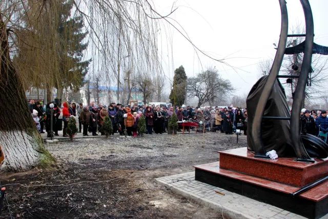 На День святого Валентина відбулося відкриття пам’ятника Героям «Небесної сотні» (Фото) — фото 4
