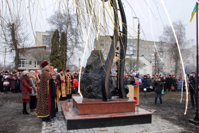 На День святого Валентина відбулося відкриття пам’ятника Героям «Небесної сотні» (Фото) — фото 6