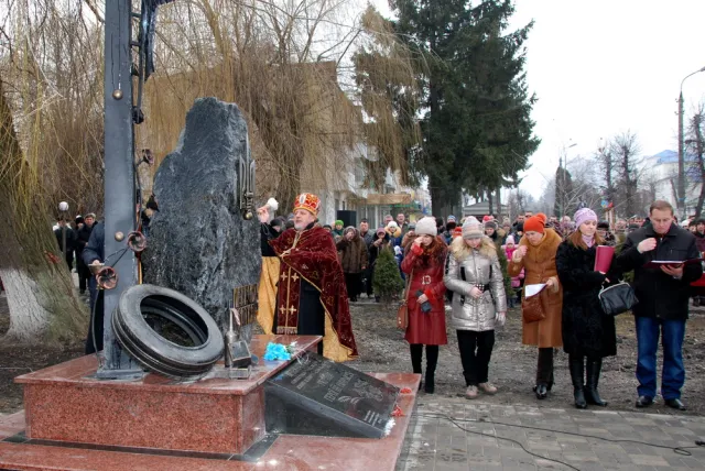 На День святого Валентина відбулося відкриття пам’ятника Героям «Небесної сотні» (Фото) — фото 7