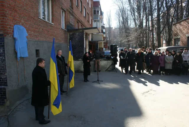 У Хмельницькому відкрили меморіальні дошки Героям Небесної сотні – Артему Мазуру та Людмилі Шеремет (відео) — фото 1