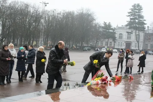 В Хмельницькому відкрили меморіальну стелу на честь Героїв Небесної Сотні (фото) — фото 1