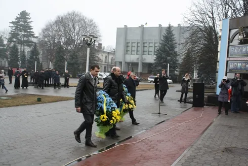 В Хмельницькому відкрили меморіальну стелу на честь Героїв Небесної Сотні (фото) — фото 2