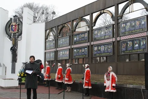 В Хмельницькому відкрили меморіальну стелу на честь Героїв Небесної Сотні (фото) — фото 3